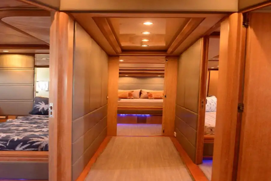 YACHT OBSIDIAN